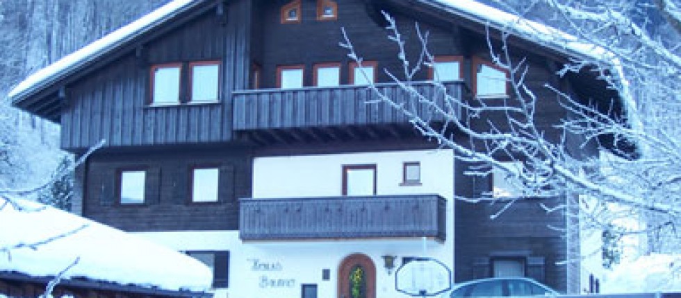Haus Bruno verschneit